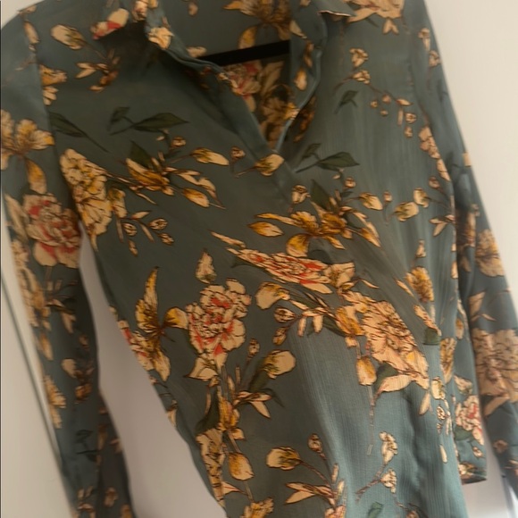 Zara Green Button Down Shirt with Notched Collar and Long Sleeves - Picture 2 of 3